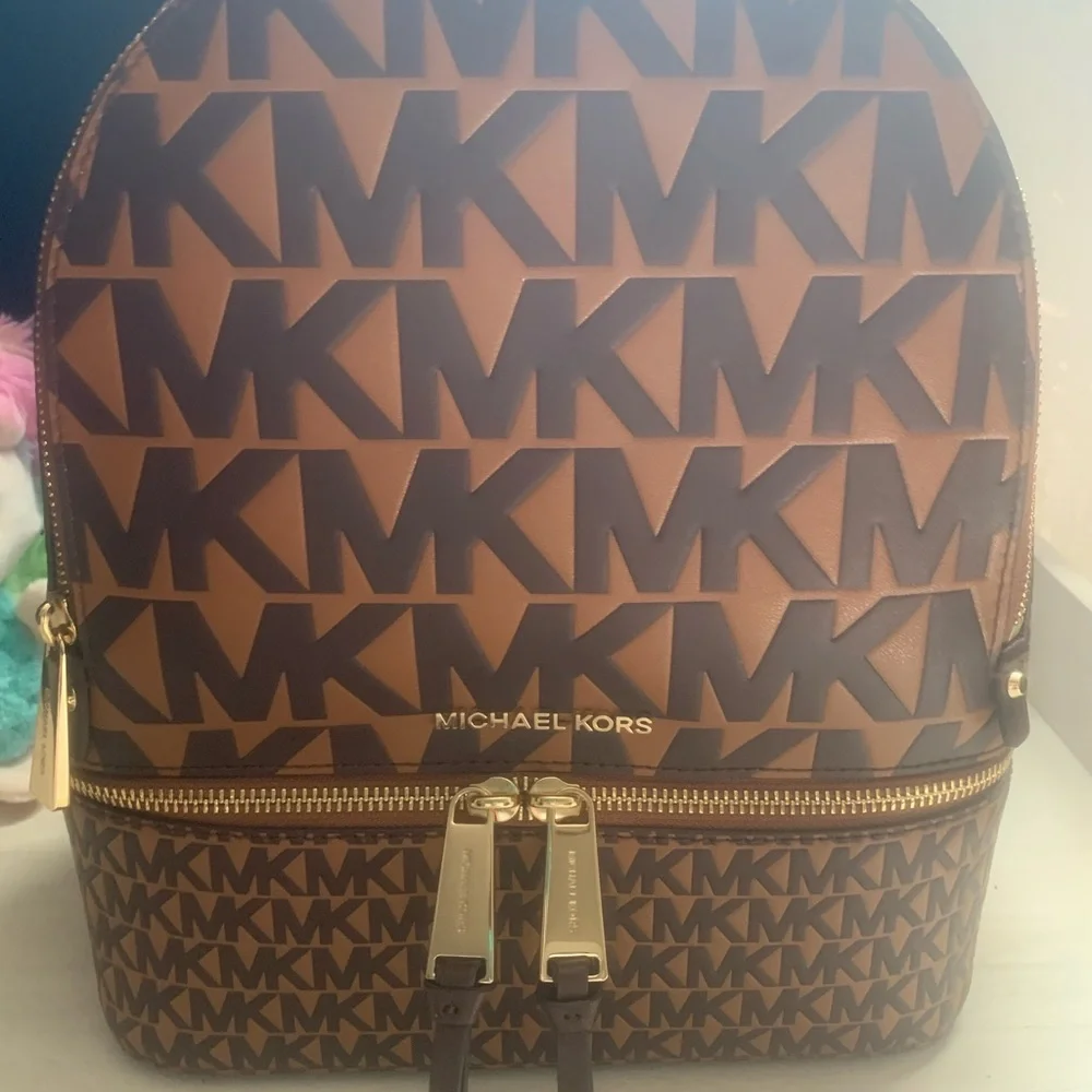 Michael Kors - Picture 1 of 6
